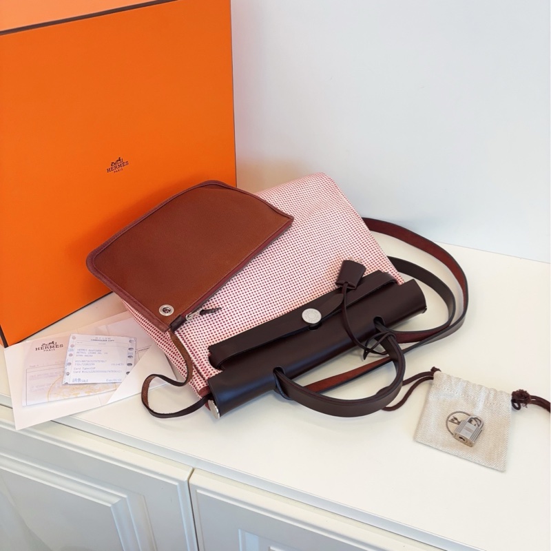 【99新大全套🆕】Hermes 樹莓色銀扣華夫餅格Herbag Zip31單肩包 手提包-3