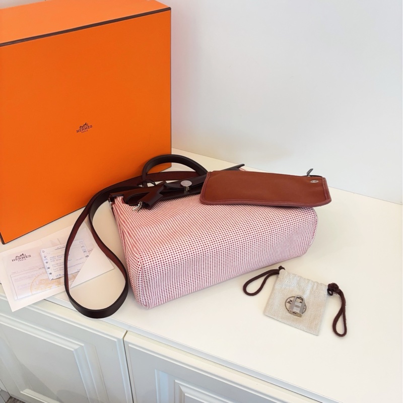 【99新大全套🆕】Hermes 樹莓色銀扣華夫餅格Herbag Zip31單肩包 手提包-4