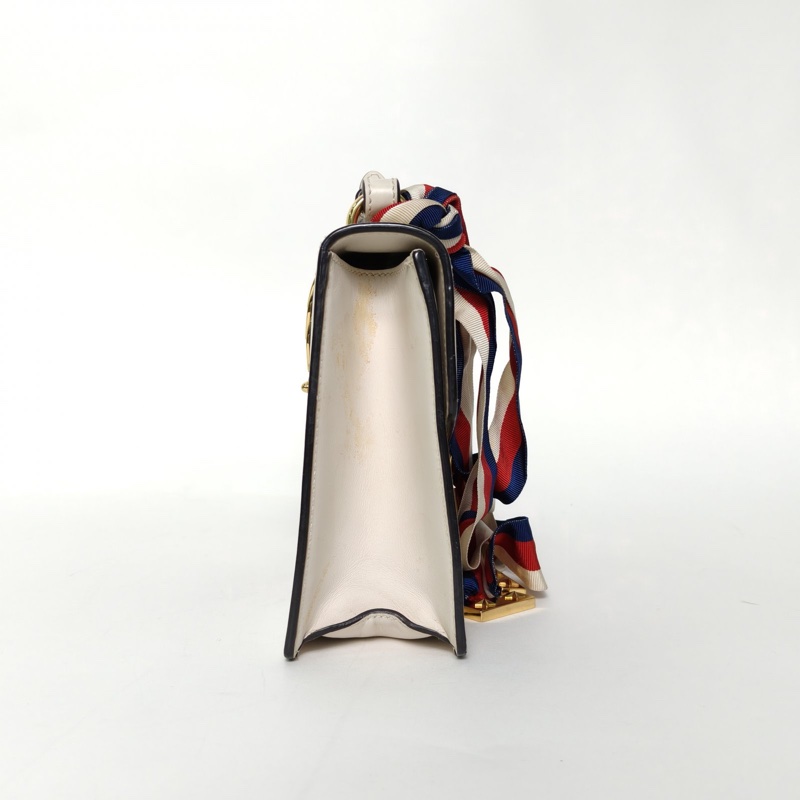 GUCCI Sylvie塞爾維亞絲帶包小號25.5白色牛皮金扣肩背包-1