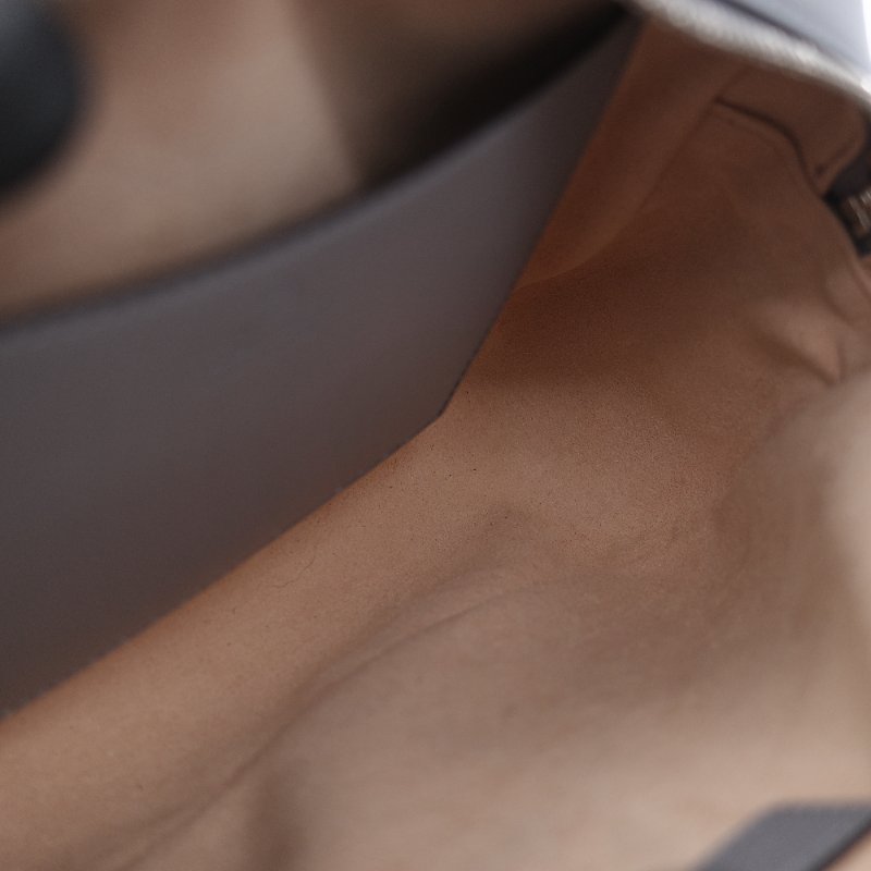 Gucci 古馳 GG Marmont 灰色絎縫牛皮 銀色 拉鍊斜包相機包肩背包-14