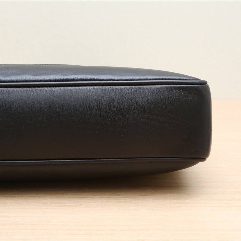 CHANEL 中古黑金羊雙Clogo奶粉包黑色羊皮2開金扣肩背包-3