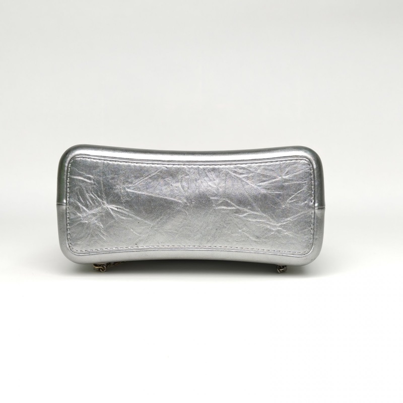 CHANEL GABRIELLE流浪雙肩包小號銀色牛皮24開金銀扣肩背包-3