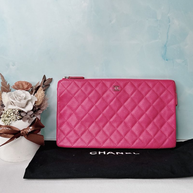 CHANEL 玫粉荔枝皮革手拿包-0