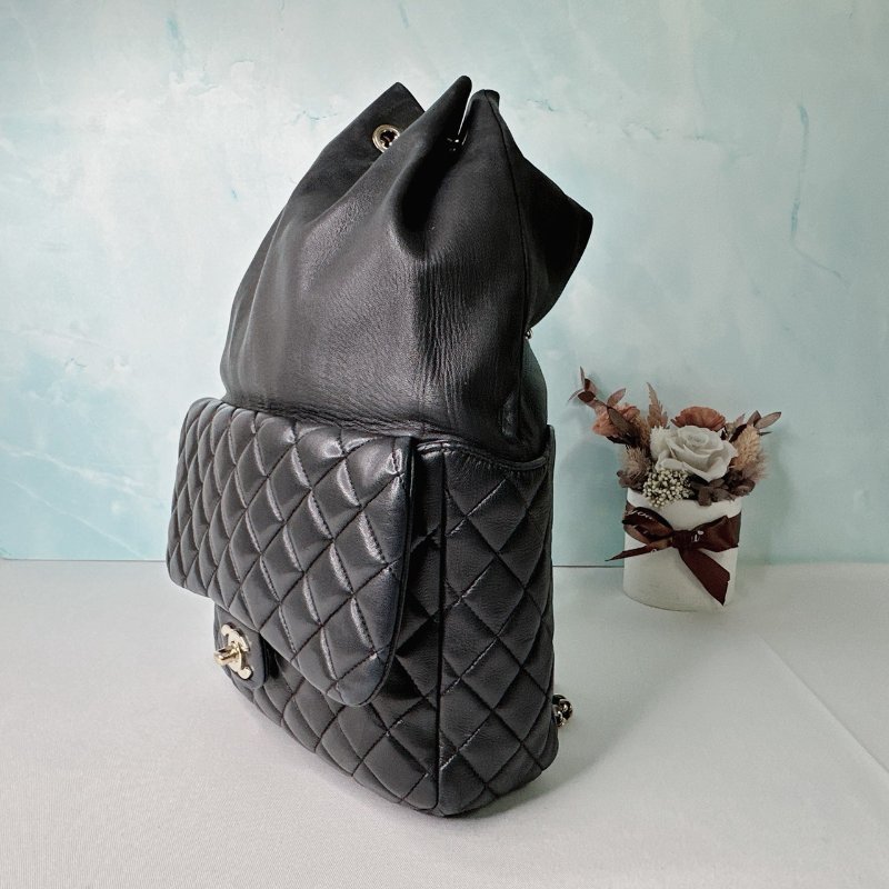 CHANEL 黑金羊皮束口後背包-2