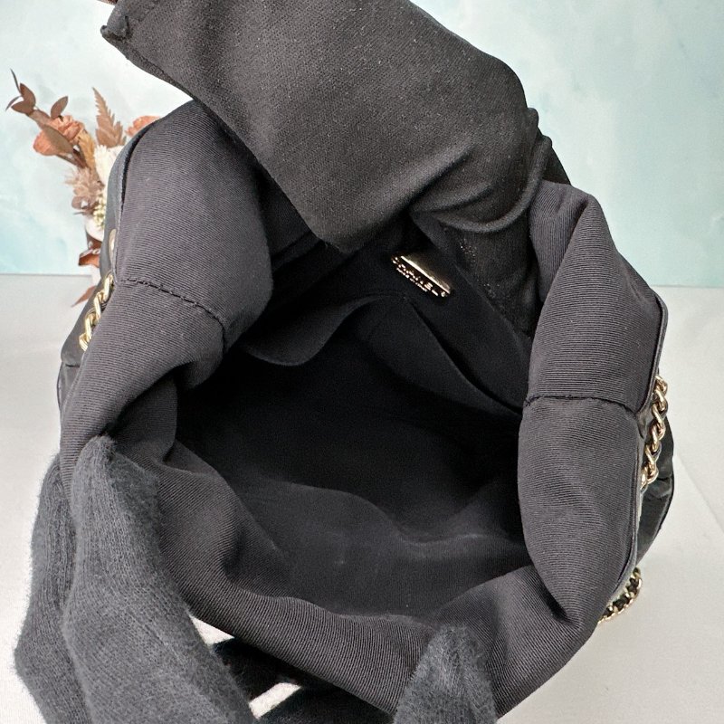 CHANEL 黑金羊皮束口後背包-4