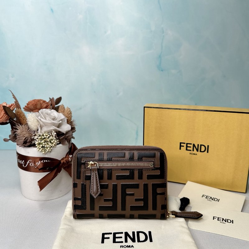 FENDI 全新FF Diamonds棕色短夾-1