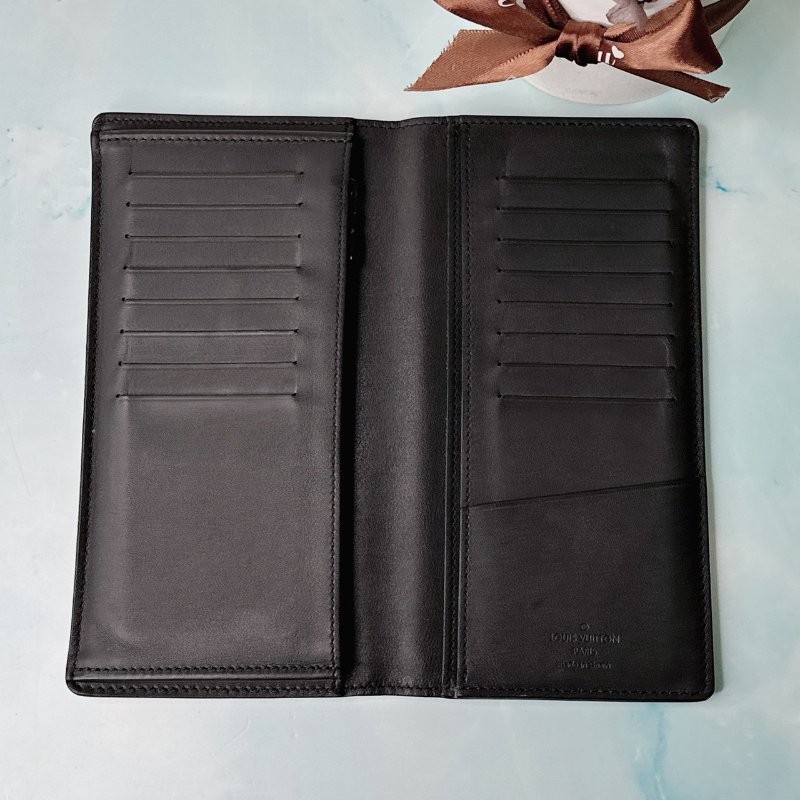 LV Brazza壓紋對開長夾-4