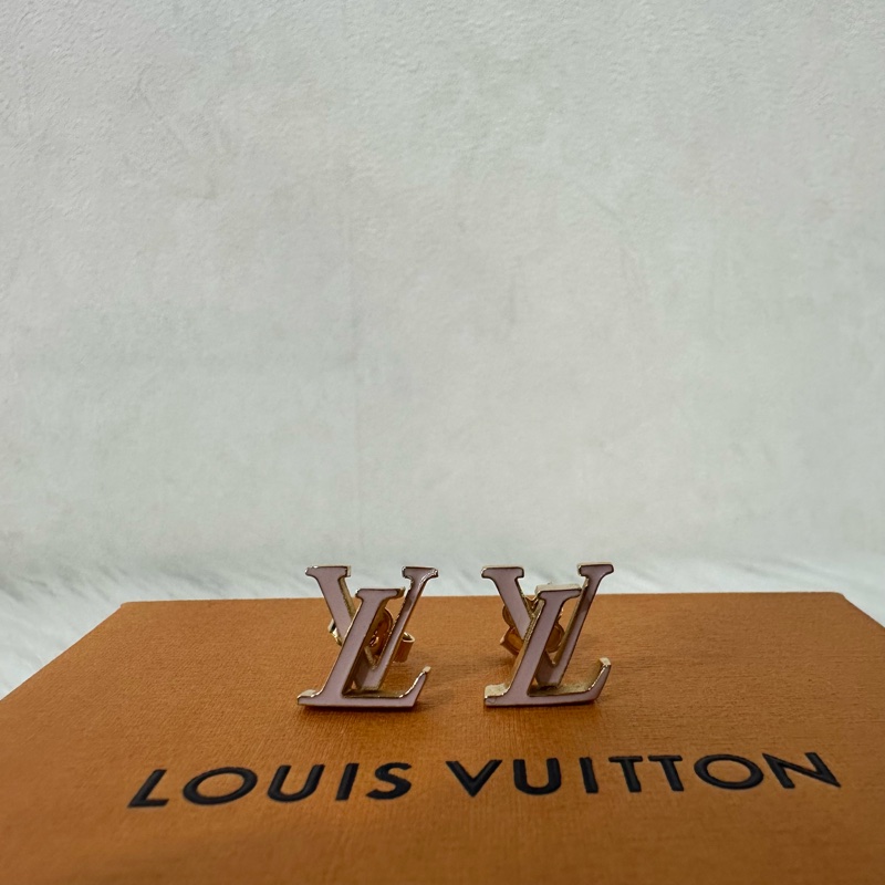 LV M01136 粉金琺瑯LOGO耳環-1