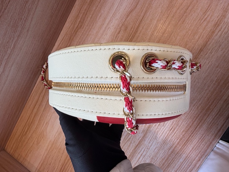 CHANEL 19C 走秀限量款游泳圈 奶白色拼紅色金鍊小羊皮 27開 約19x19-5