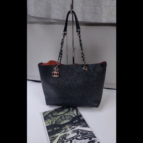 Chanel 銀鍊橘裏黑皮洞洞菱格托特包
