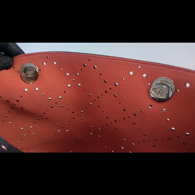 Chanel 銀鍊橘裏黑皮洞洞菱格托特包-12