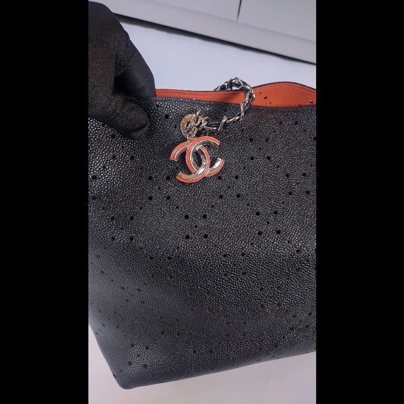 Chanel 銀鍊橘裏黑皮洞洞菱格托特包-23