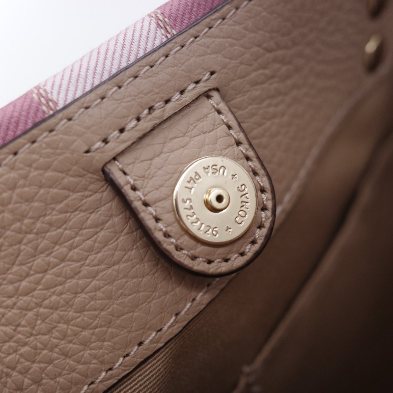 Coach 蔻馳 Dempsey 22 tote 經典緹花織布 鵝卵石顆粒 牛皮 圓型皮標 托特包-21