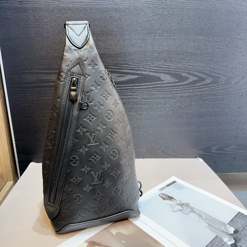 LV 黑牛皮壓紋黑釦Duo直立式胸口包-0