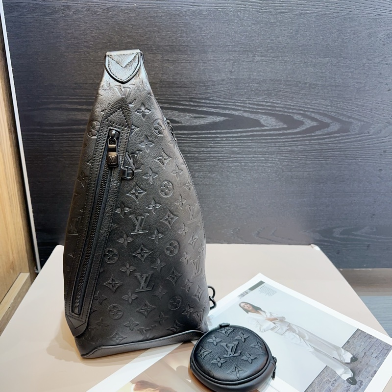 LV 黑牛皮壓紋黑釦Duo直立式胸口包-1