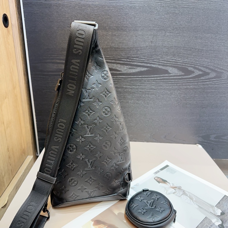 LV 黑牛皮壓紋黑釦Duo直立式胸口包-2
