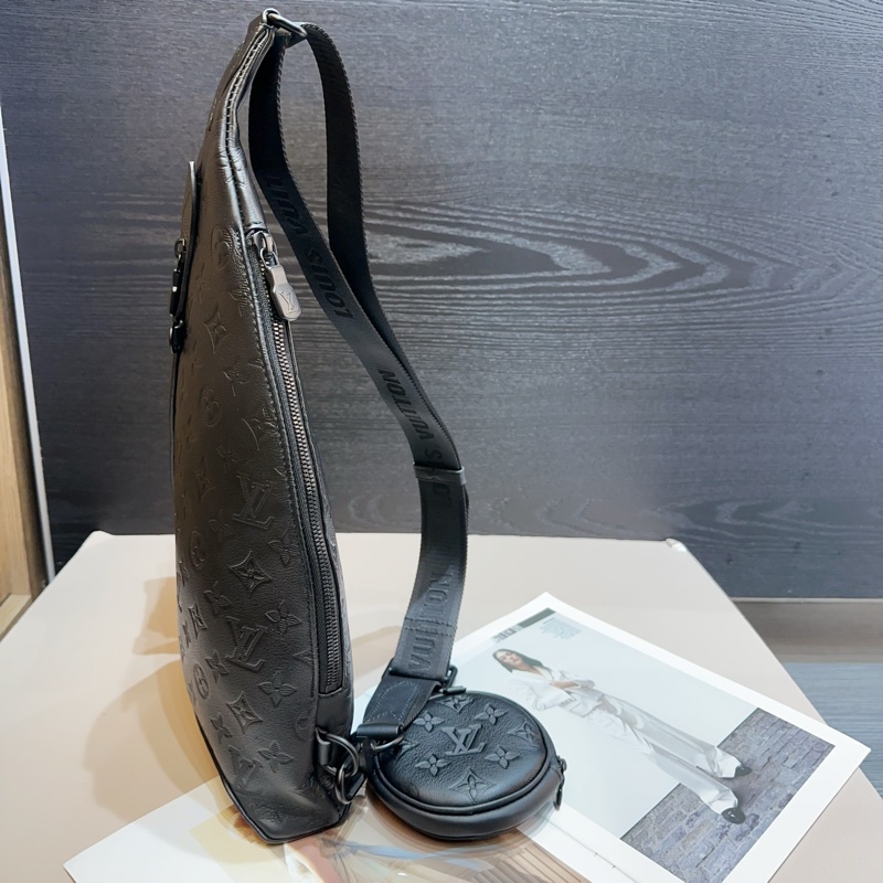 LV 黑牛皮壓紋黑釦Duo直立式胸口包-3