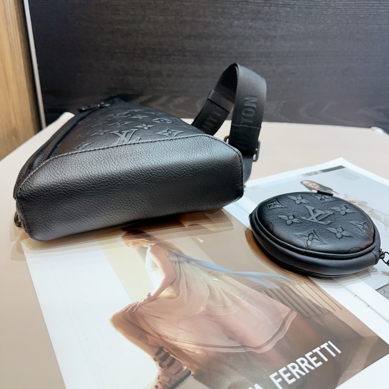 LV 黑牛皮壓紋黑釦Duo直立式胸口包-5