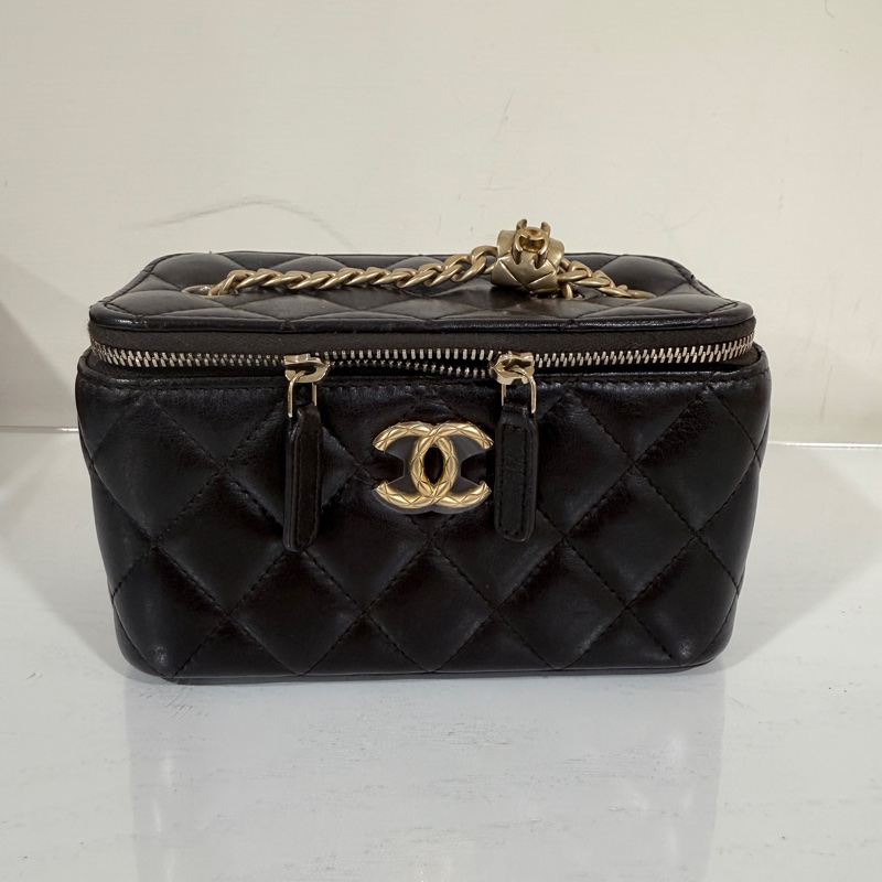 Chanel✨新款小羊皮化妝盒子 黑色浮雕調節釦LOGO芯片款-0