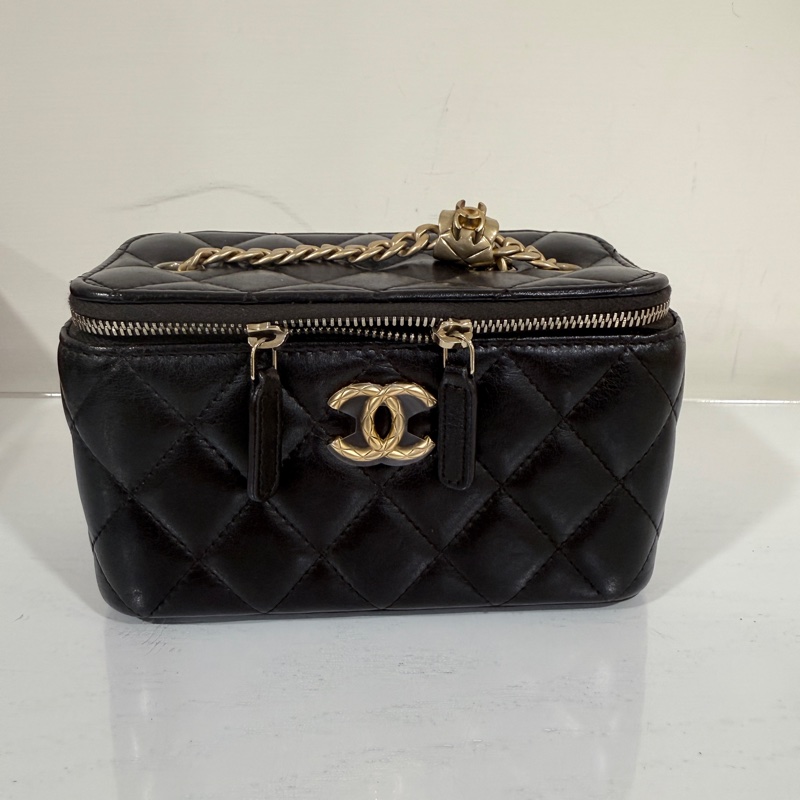 Chanel✨新款小羊皮化妝盒子 黑色浮雕調節釦LOGO芯片款-1