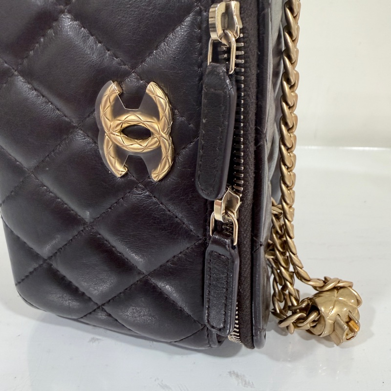 Chanel✨新款小羊皮化妝盒子 黑色浮雕調節釦LOGO芯片款-2