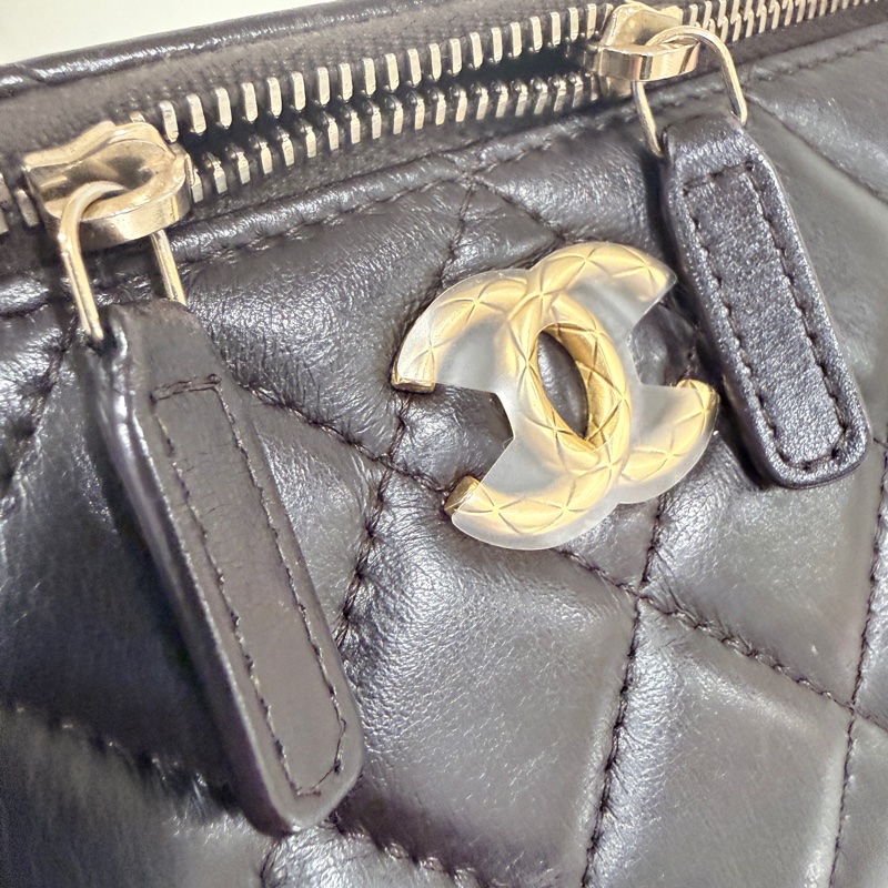 Chanel✨新款小羊皮化妝盒子 黑色浮雕調節釦LOGO芯片款-4