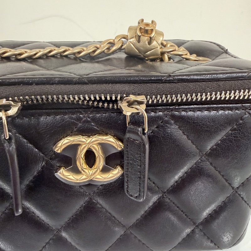 Chanel✨新款小羊皮化妝盒子 黑色浮雕調節釦LOGO芯片款-5