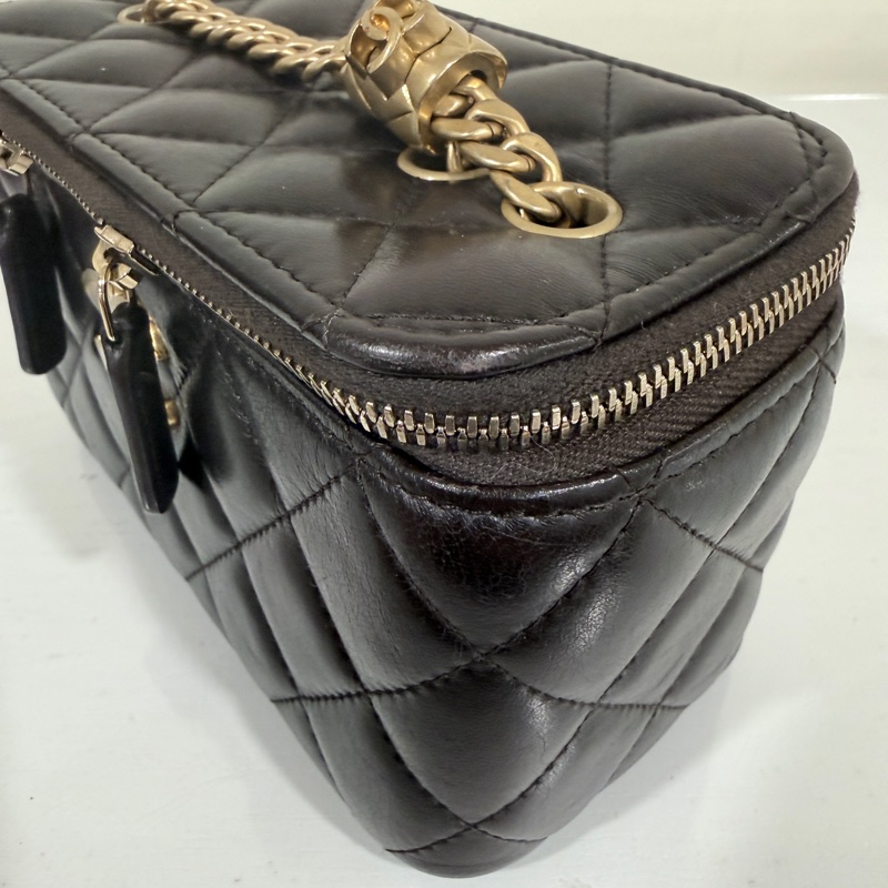 Chanel✨新款小羊皮化妝盒子 黑色浮雕調節釦LOGO芯片款-9