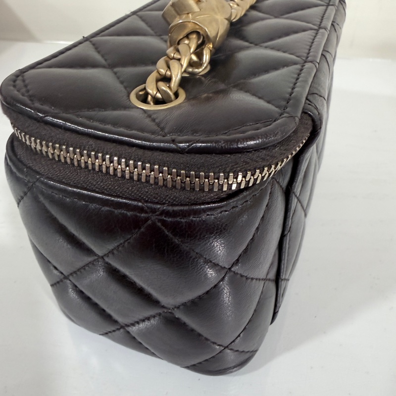 Chanel✨新款小羊皮化妝盒子 黑色浮雕調節釦LOGO芯片款-10
