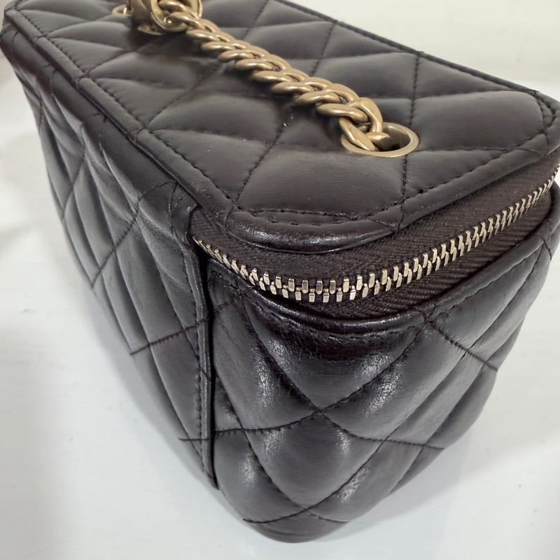 Chanel✨新款小羊皮化妝盒子 黑色浮雕調節釦LOGO芯片款-11