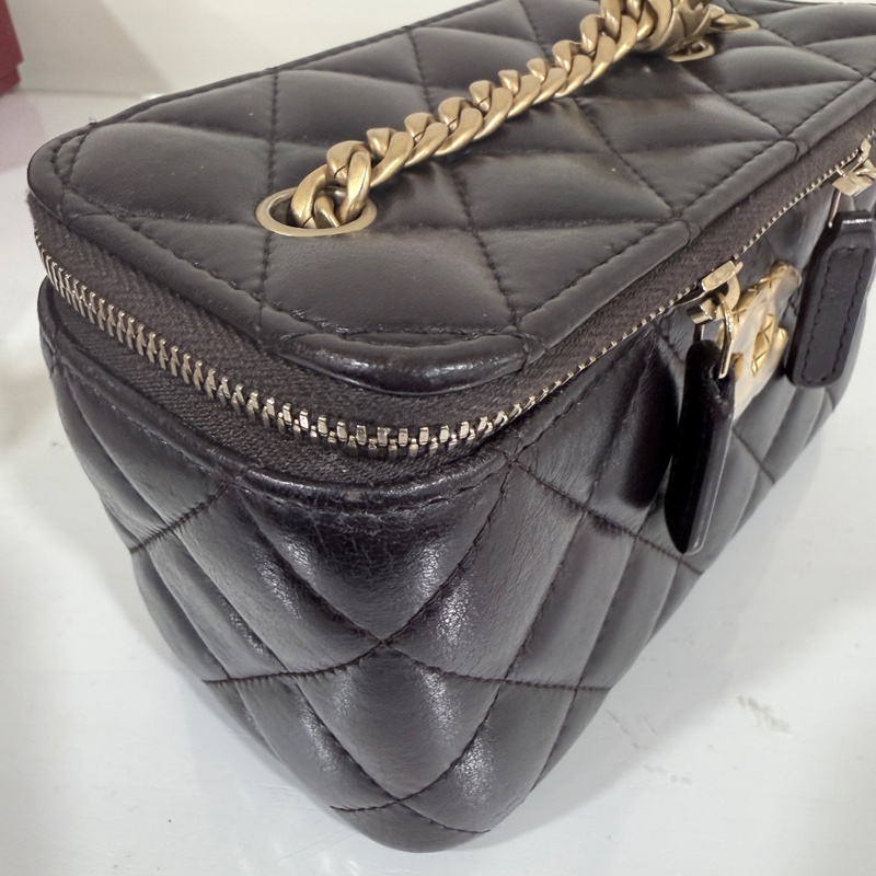 Chanel✨新款小羊皮化妝盒子 黑色浮雕調節釦LOGO芯片款-12