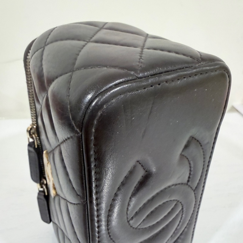 Chanel✨新款小羊皮化妝盒子 黑色浮雕調節釦LOGO芯片款-13