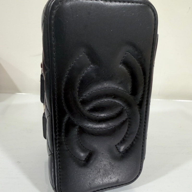 Chanel✨新款小羊皮化妝盒子 黑色浮雕調節釦LOGO芯片款-14