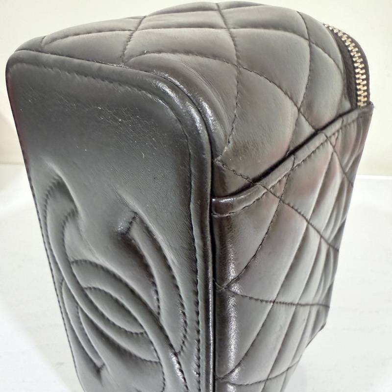 Chanel✨新款小羊皮化妝盒子 黑色浮雕調節釦LOGO芯片款-15