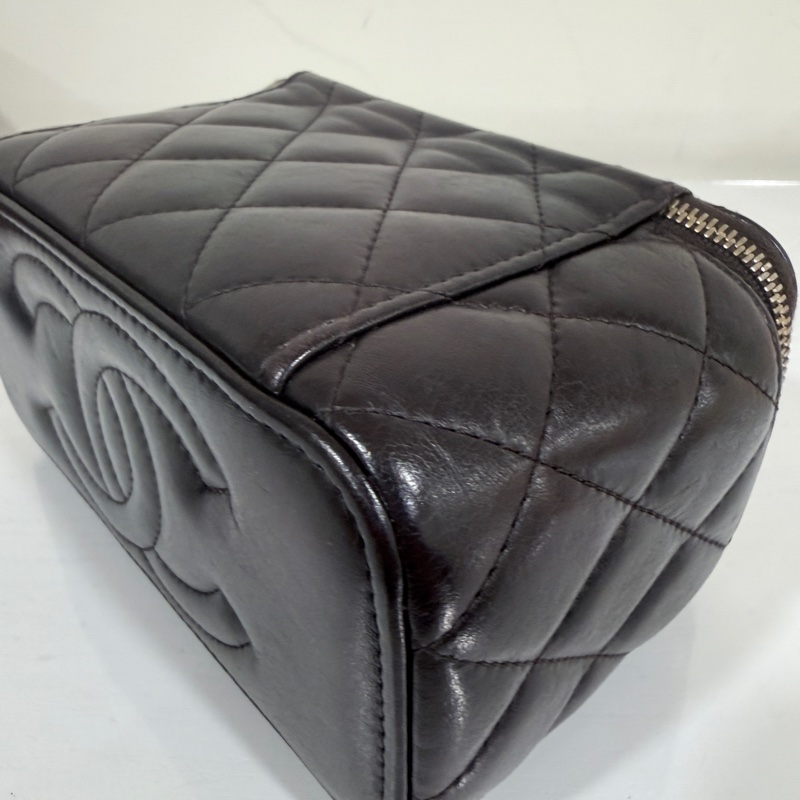 Chanel✨新款小羊皮化妝盒子 黑色浮雕調節釦LOGO芯片款-16