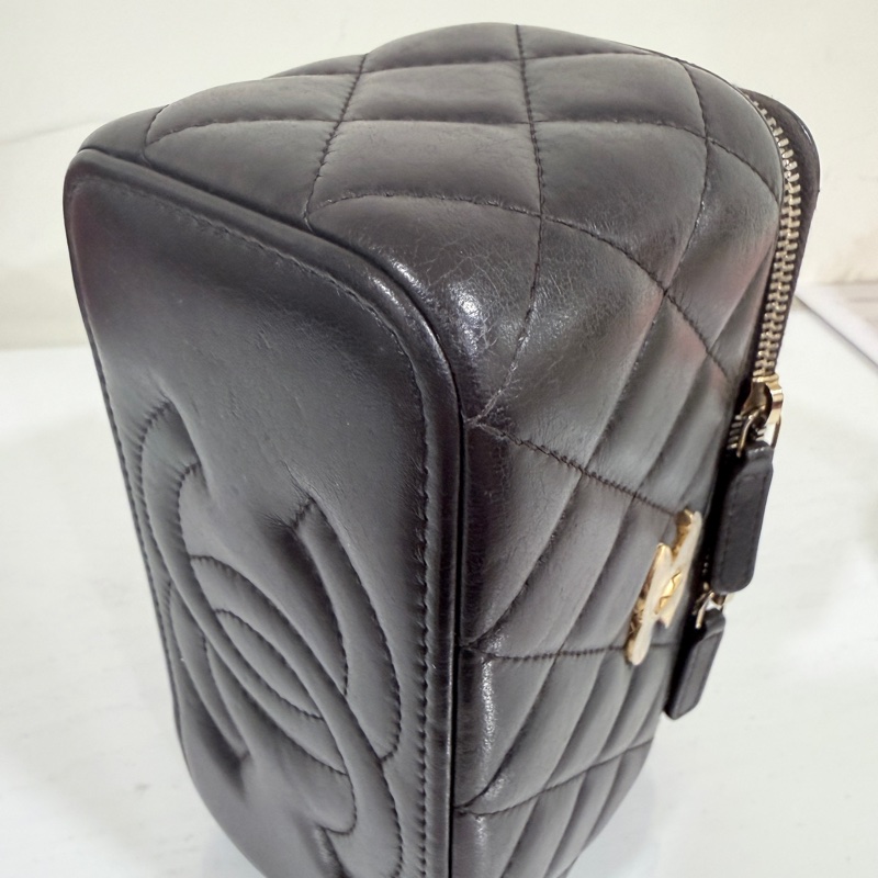 Chanel✨新款小羊皮化妝盒子 黑色浮雕調節釦LOGO芯片款-17