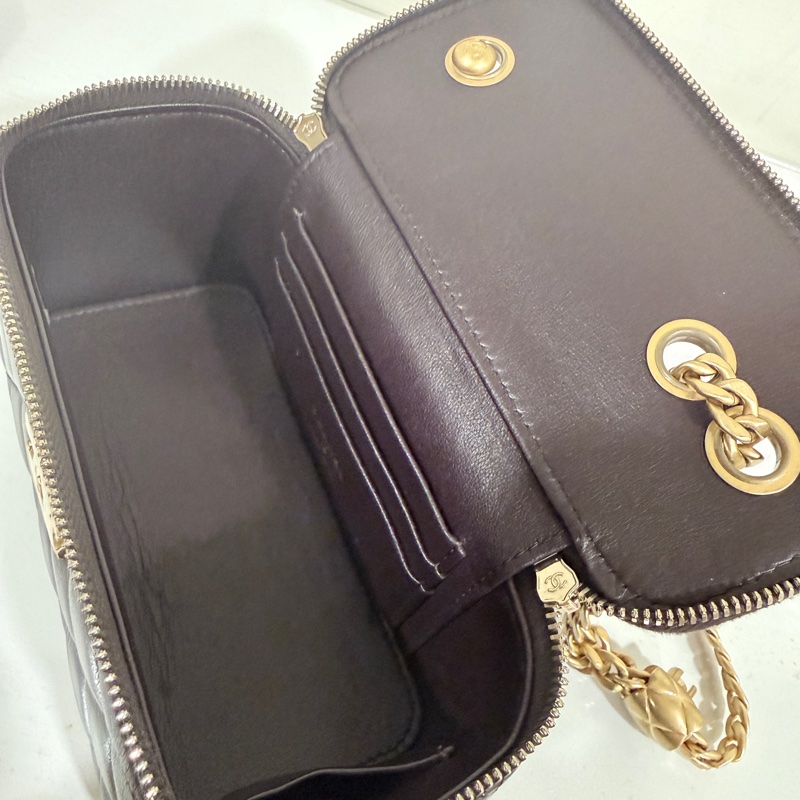 Chanel✨新款小羊皮化妝盒子 黑色浮雕調節釦LOGO芯片款-18
