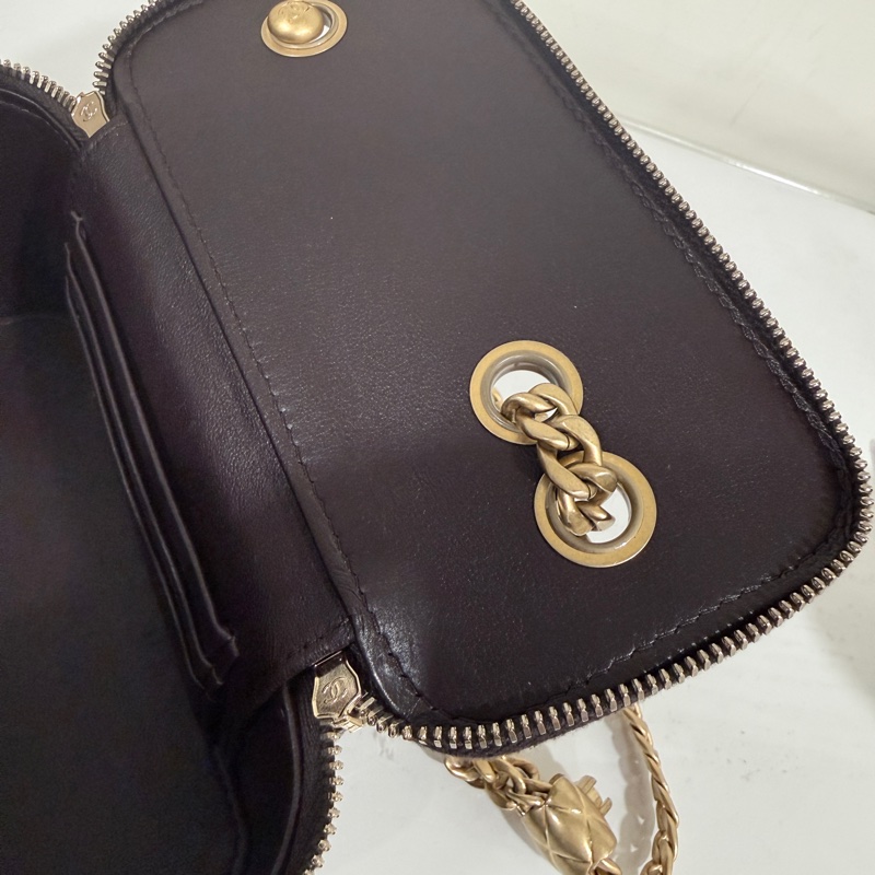 Chanel✨新款小羊皮化妝盒子 黑色浮雕調節釦LOGO芯片款-19