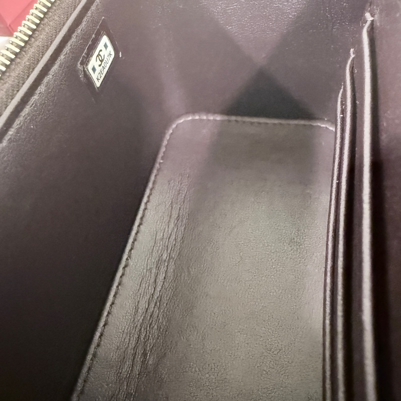 Chanel✨新款小羊皮化妝盒子 黑色浮雕調節釦LOGO芯片款-20