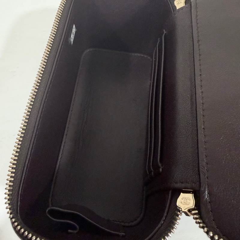 Chanel✨新款小羊皮化妝盒子 黑色浮雕調節釦LOGO芯片款-21