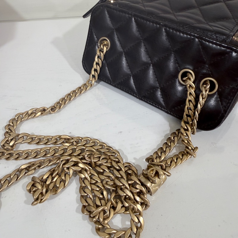 Chanel✨新款小羊皮化妝盒子 黑色浮雕調節釦LOGO芯片款-22