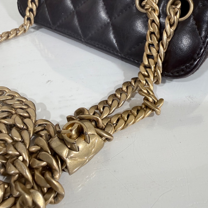 Chanel✨新款小羊皮化妝盒子 黑色浮雕調節釦LOGO芯片款-23