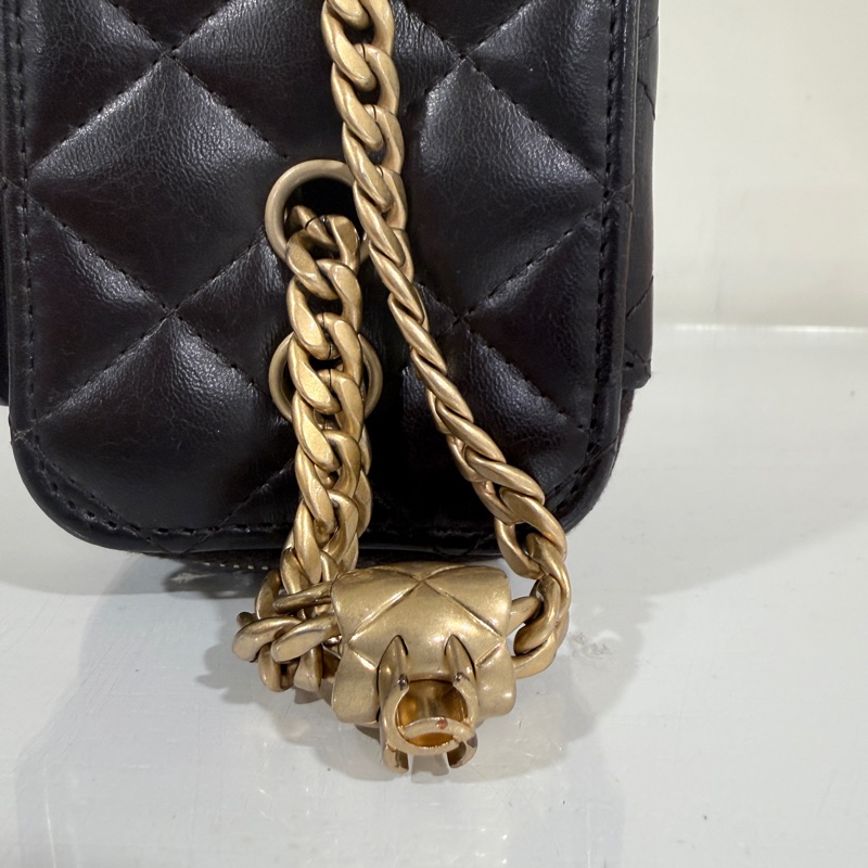 Chanel✨新款小羊皮化妝盒子 黑色浮雕調節釦LOGO芯片款-27