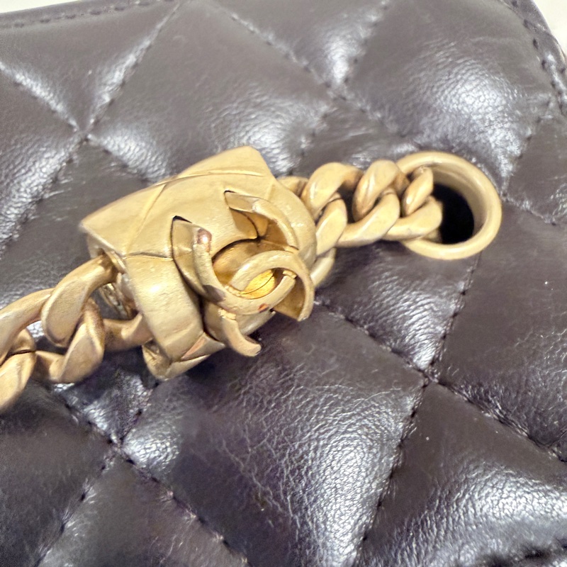 Chanel✨新款小羊皮化妝盒子 黑色浮雕調節釦LOGO芯片款-29