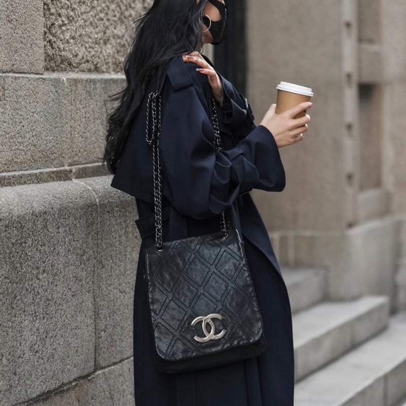 Chanel 黑銀竪版 牛皮大扣 郵差包 尺寸約31x29-1