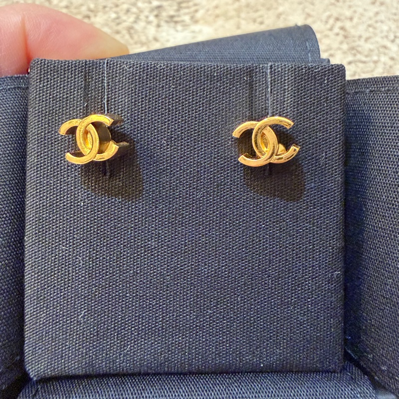 CHANEL金色LOGO耳環-5