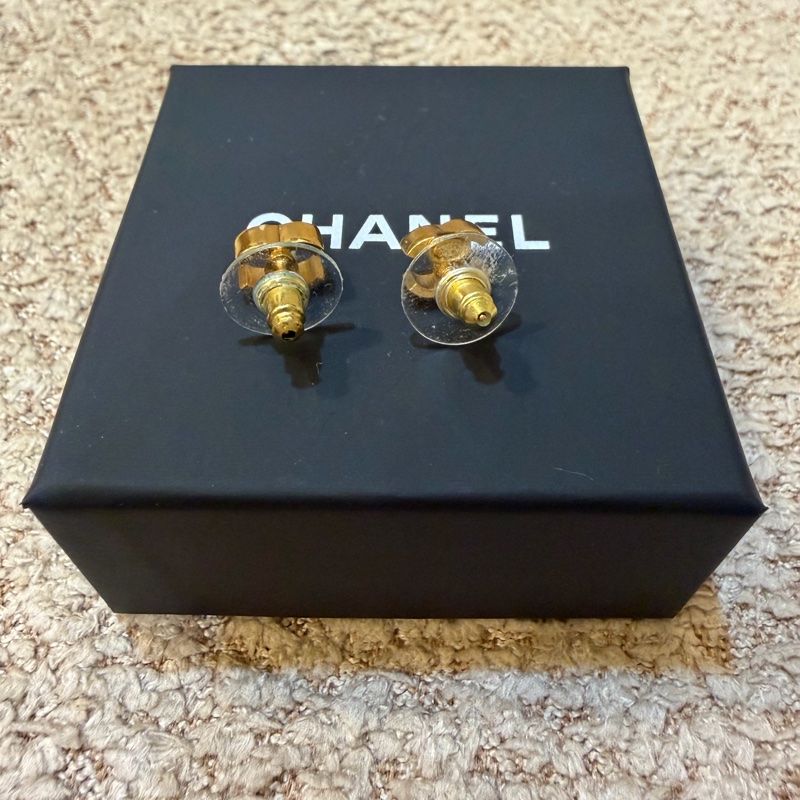 CHANEL金色LOGO耳環-6