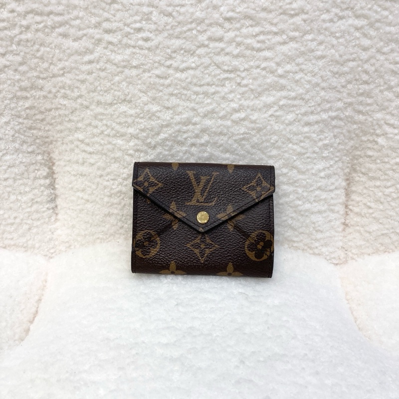 Louis Vuitton 路易威登 Monogram原花 Celeste粉內裏三折短夾 經典信封扣式錢包 M81665-1