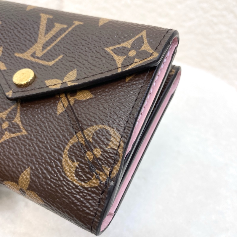 Louis Vuitton 路易威登 Monogram原花 Celeste粉內裏三折短夾 經典信封扣式錢包 M81665-9