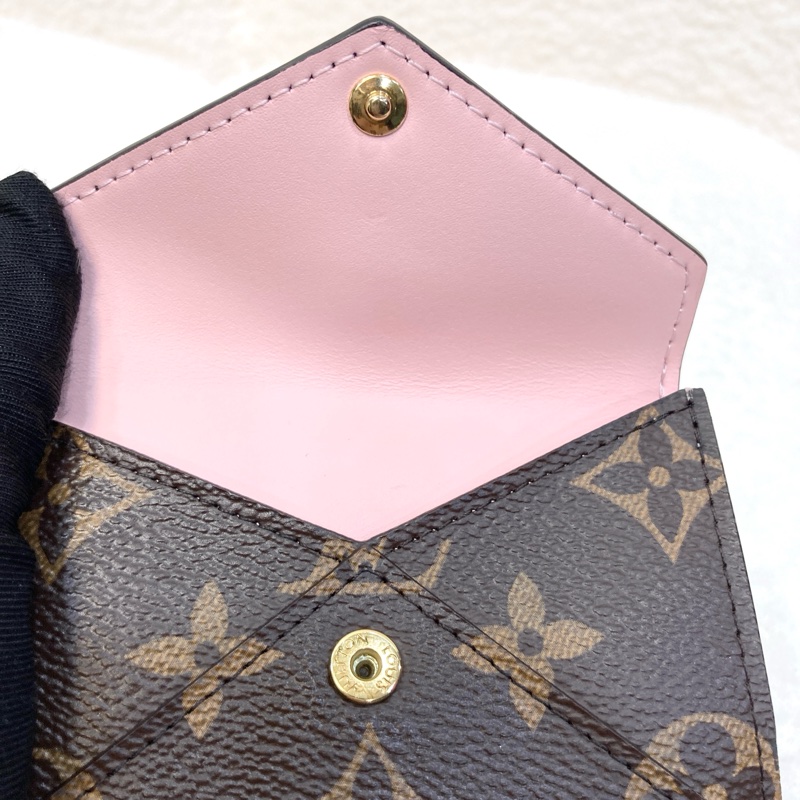 Louis Vuitton 路易威登 Monogram原花 Celeste粉內裏三折短夾 經典信封扣式錢包 M81665-15